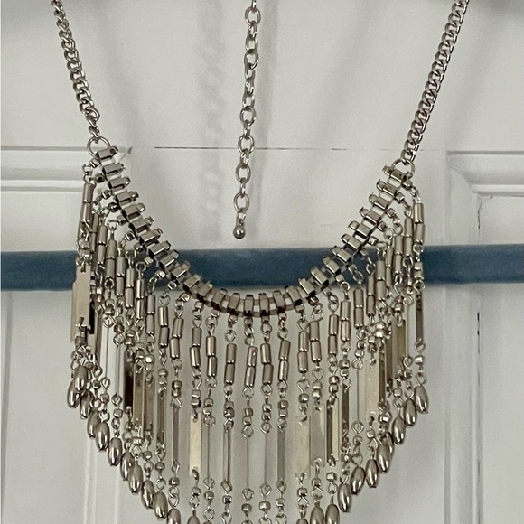 Beautiful NWOT Silver Metal Bib Statement Necklace - Picture 7 of 11